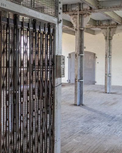 building-17-weedon-bec-internal-vintage-lift